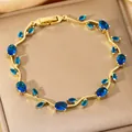 Goldenes Blatt-Armband mit dunkelblauen Zirkonia im Weinreben-Stil und Klappverschluss - Dunkelblaue Edelstein Goldrebe Stil (W1638)