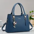 Sac bandoulière bleu marine motif litchi avec détails dorés et breloques en perles - Bleu