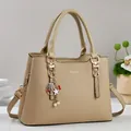 Sac bandoulière classique beige à motif litchi avec breloques et poignées hautes - Khaki