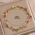 Goldenes Blattarmband mit bunten Steinen und 20 cm Umfang auf Schmuckschatulle - Mehrfarbige Edelstein Goldrebe Stil (W2013)