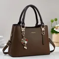 Sac à main classique en cuir marron foncé avec détails dorés et pendentif étoile - Café