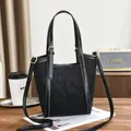 Minimalistische schwarze Tragetasche mit Doppelgriffen und Leder-Wildleder-Struktur - Schwarz