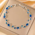 Elegantes silbernes Blatt-Armband mit blauen Kristallen auf einer Seidendisplay - Blauer Edelstein Silberrebe Stil (DQ-W-2670)