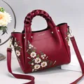 Borsa a tracolla bordeaux con ricamo floreale e manico intrecciato in ecopelle - Borgogna