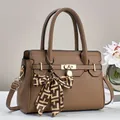 Borsa a mano marrone con trama litchi, chiusura in metallo dorato e foulard in seta - Cachi