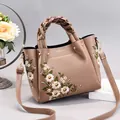 Borsa a mano marrone in ecopelle con ricami floreali e manico superiore intrecciato - Cachi