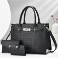 Vue détaillée d'un ensemble de 3 sacs noirs à motif crocodile avec des détails dorés - Fourre-tout Et Portefeuille Et Porte-cartes / Noir