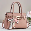 Borsa a mano rosa con grana di litchi, foulard di seta, chiusura dorata e tracolla per donne - Rosa