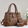 Detaillierte Ansicht des 3-teiligen braunen Leder-Handtaschen-Sets mit Goldbeschlägen - Braun