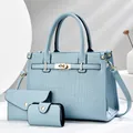 Set borse tre pezzi celeste con trama a coccodrillo goffrata, borsa grande e portafoglio - Borsa Tote E Portafoglio E Porta Carte / Blu