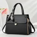 Elegante schwarze Macaron-Tasche mit Materialmix und modischem Hahnentritt-Seidentuch - Schwarz