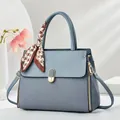Hellblaue Patchwork-Handtasche in Macaron-Farben mit Prägung und Hahnentritt-Seidenschal - Blau