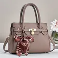 Borsa a mano color talpa con trama litchi, chiusura dorata e sciarpa decorativa - Viola