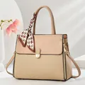 Detail der Macaron Handtasche mit Webstruktur und dekorativem Hahnentritt Seidenschal - Hellbeige