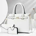 Set da tre pezzi con borsa shopper, pochette e porta carte in pelle bianca a coccodrillo - Borsa Tote E Portafoglio E Porta Carte / Bianco