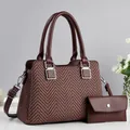 Set di due borse in pelle bordeaux e tessuto marrone con motivo a spina di pesce - Borgogna