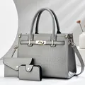 Ensemble de trois sacs à main gris à motif crocodile avec détails dorés et portefeuille - Fourre-tout Et Portefeuille Et Porte-cartes / Gris
