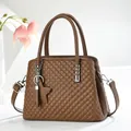 Sac à bandoulière matelassé marron foncé classique avec chaîne et breloque étoile - Khaki
