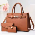Set di tre pezzi di borse marroni con motivo a coccodrillo e fibbie dorate lucide - Borsa Tote E Portafoglio E Porta Carte / Giallo Terra
