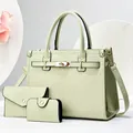 Dettaglio set borse verde menta con trama a coccodrillo, inclusi shopper e pochette elegante - Borsa Tote E Portafoglio E Porta Carte / Verde