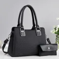 Détail de l'ensemble sac à main noir avec motif à chevrons et boucles en métal argenté - Noir