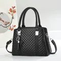 Elegante borsa trapuntata nera con doppi manici rotondi e tracolla regolabile per donna - Nero