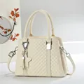 Elegante borsa trapuntata beige con ciondolo a stella e dettagli in argento su bianco - Bianco