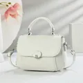 Minimalistische beige crossbodytas met zilveren M-gesp en handvat voor dames - Wit