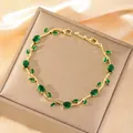 Goldenes Blatt-Ranken-Armband mit funkelnden grünen Zirkonsteinen auf Seide - Grüner Edelstein Goldrebe Stil (S096)