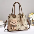 Elegante Canvas-Tragetasche mit Kronenstickerei und Plüschwolken-Anhänger in Lifestyle-Optik - 24x10x20cm / Khaki