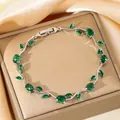 Elegantes Rankenarmband in Silberoptik mit smaragdgrünen ovalen und blattförmigen Zirkonia - Smaragdgrüner Edelstein Silberrebe Stil (W979)