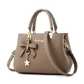 Beige Damenhandtasche aus PU-Leder mit Schleifenanhänger und Schultergurt-Detail - Khaki