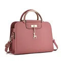 Dettaglio borsa rosa antico con ciondolo a forma di cervo dorato e trama a licchi - Stile Pendaglio Cervo / 26cm x 10cm x 18cm / rosa scuro