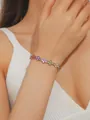 Buntes Zirkon-Blumenarmband in Silberoptik am Handgelenk für den Alltag getragen - Mehrfarbiger Blumen Silber Stil (DQ-W-203)