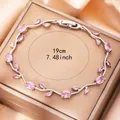 Silbernes Blattarmband mit rosa Zirkoniasteinen auf einer beigen Samtschmuckschatulle - Rosa Edelstein Silberrebe Stil (DQ-W-2689)