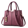Elegante lila Handtasche aus genarbtem Leder mit Tragegriffen und Schultergurt - Lila