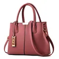 Borsa a mano da donna in rosa antico con trama litchi e ciondolo dorato - rosa gomma