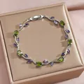 Blatt-Armband mit grünen und lila Zirkonia auf champagnerfarbenem Satinschmuckkästchen - Grüner und Lila Edelstein Silberrebe Stil(Dq-W-3315)