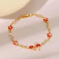 Eleganter vergoldeter Blatt-Armreif mit fünf roten Zirkonia-Blumen und einem Schmetterling - Rote Blumen- und Schleifen-Armband-Stil (DQ-W-3392)