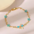 Vergoldetes Blatt-Armband mit hellblauen Blumen-Anhängern und funkelnden Zirkonien - Himmelblaue Blumen- und Schleifen-Armband-Stil (DQ-W-3390)