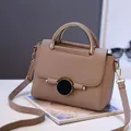 Sac bandoulière kaki en cuir avec poignée anneau doré et boucle ronde élégante - Kaki