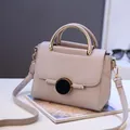 Sac bandoulière beige en simili cuir avec poignée dorée en U et boucle anneau noir - Gris clair