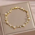 Elegantes vergoldetes Blatt-Armband mit funkelnden sternförmigen Zirkonia-Kristallen - Klarer Stern-Zirkonia Wellenkette Stil (DQ-W-3344)