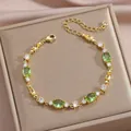 Vergoldetes Blatt-Armband mit grünen ovalen Zirkonia und schimmernden Akzenten - Vier Grüne Ovale Edelsteine Gold Stil (DQ-W-3349)