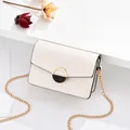 Borsa a tracolla quadrata color crema minimalista con catena dorata e fibbia metallica - Stile a Catena / Bianco
