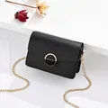 Piccola borsa a tracolla nera con catena dorata e fibbia metallica rotonda di moda - Stile a Catena / Nero