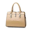 Glänzende beige Handtasche mit Krokodilprägung, Tragegriffen und goldenen Beschlägen - Khaki