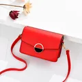 Borsa a tracolla quadrata rossa minimalista con fibbia metallica rotonda e catena - Stile con Cinturino / Rosso