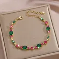 Goldenes Blattarmband mit grünen und roten Zirkonsteinen auf Schmuckkästchen - Roter und Grüner Edelstein Gold Mischschliff Stil (DQ-W-3347)