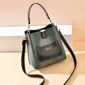 Sac seau vert foncé avec coutures en cuir noir et bandoulière réglable pratique - Vert